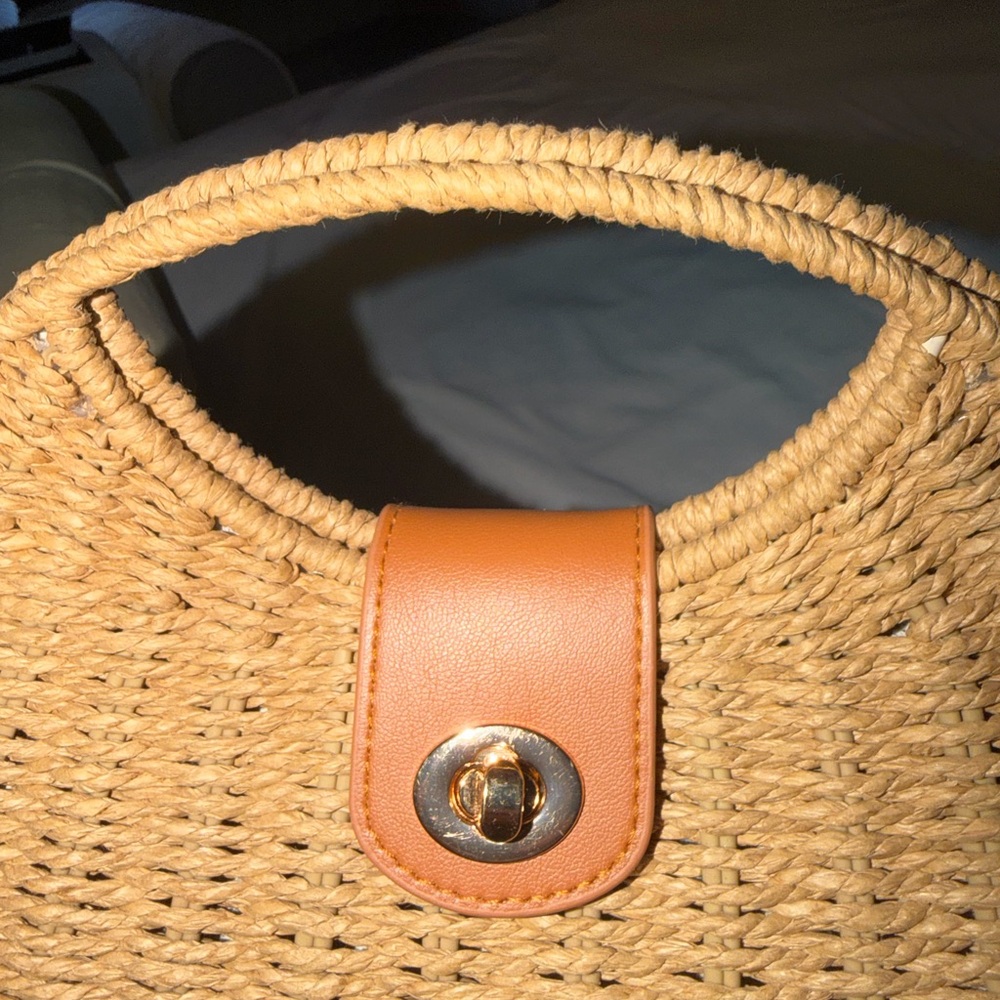Tommy Bahama Woven Straw Crossbody Bag in Tan with Gold Chain - Picture 5 of 5
